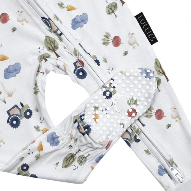 Bamboo Footed Sleeper - On the farm